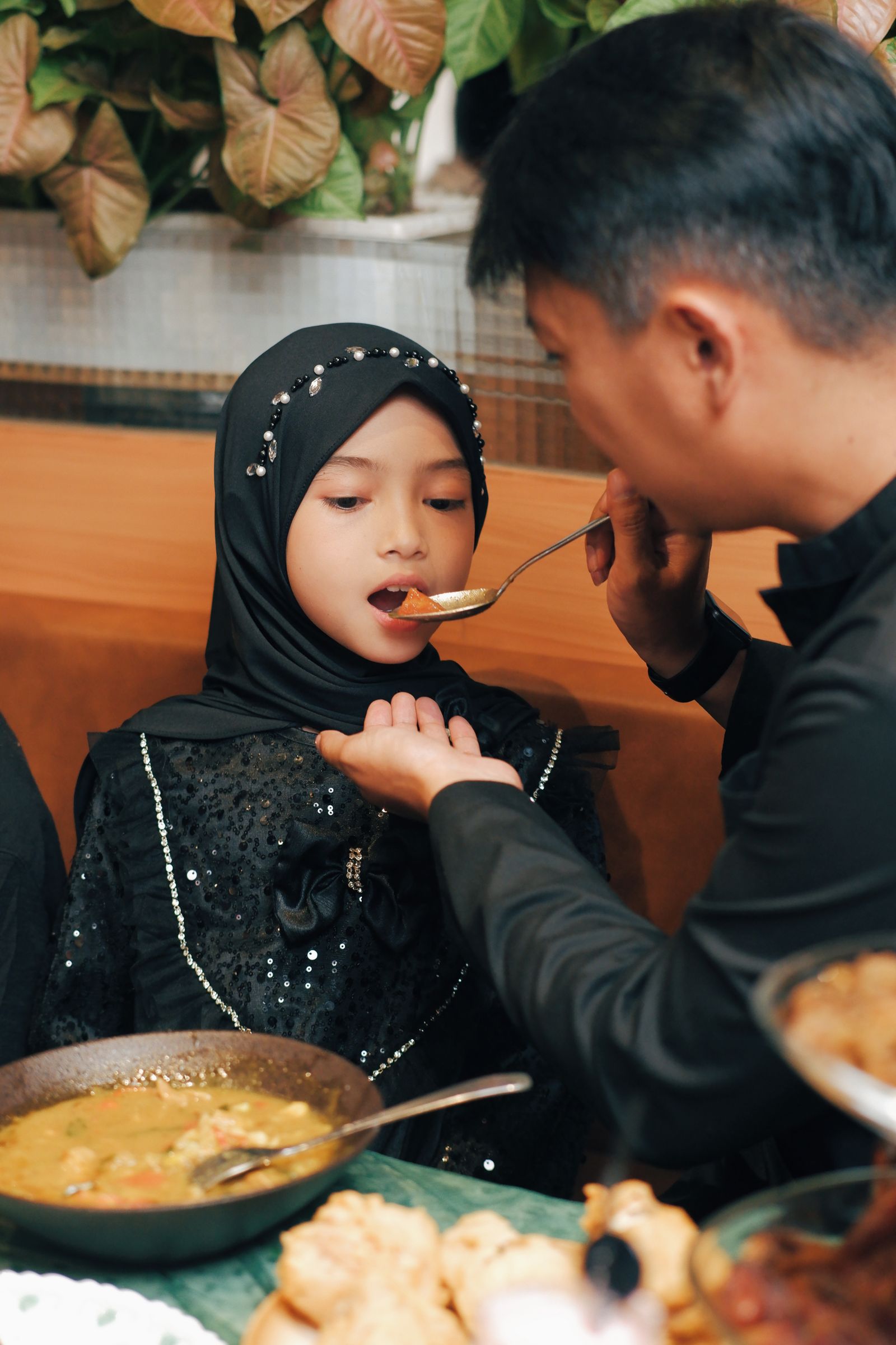 Seorang bapa bersama anaknya