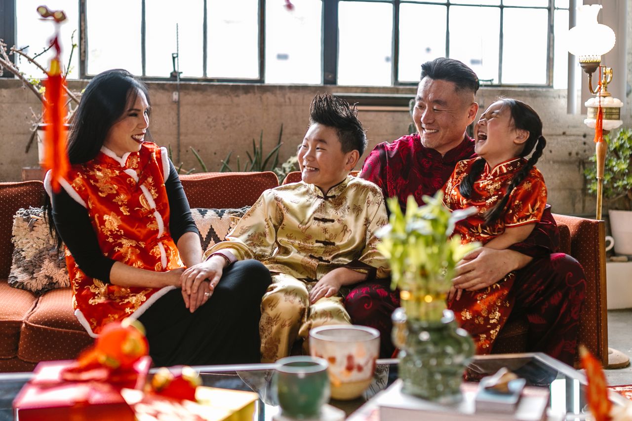Sebuah keluarga Cina berkumpul di ruang tamu