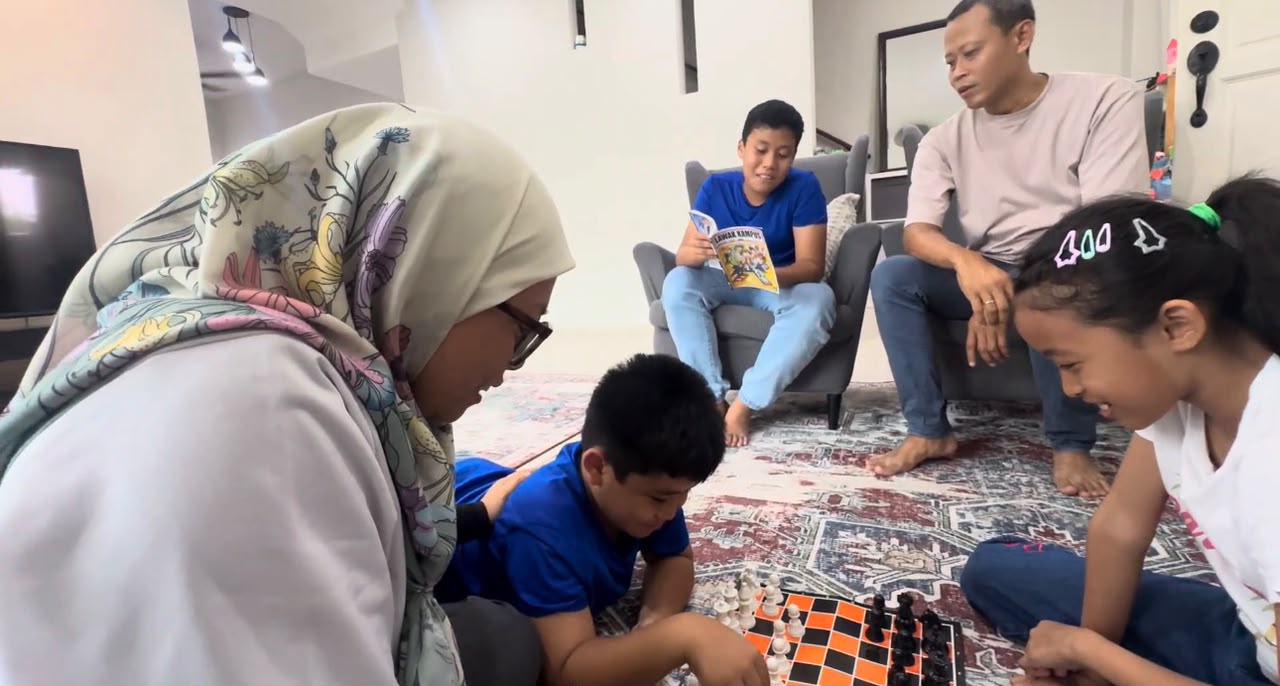 Keluarga bermain bersama di ruang tamu