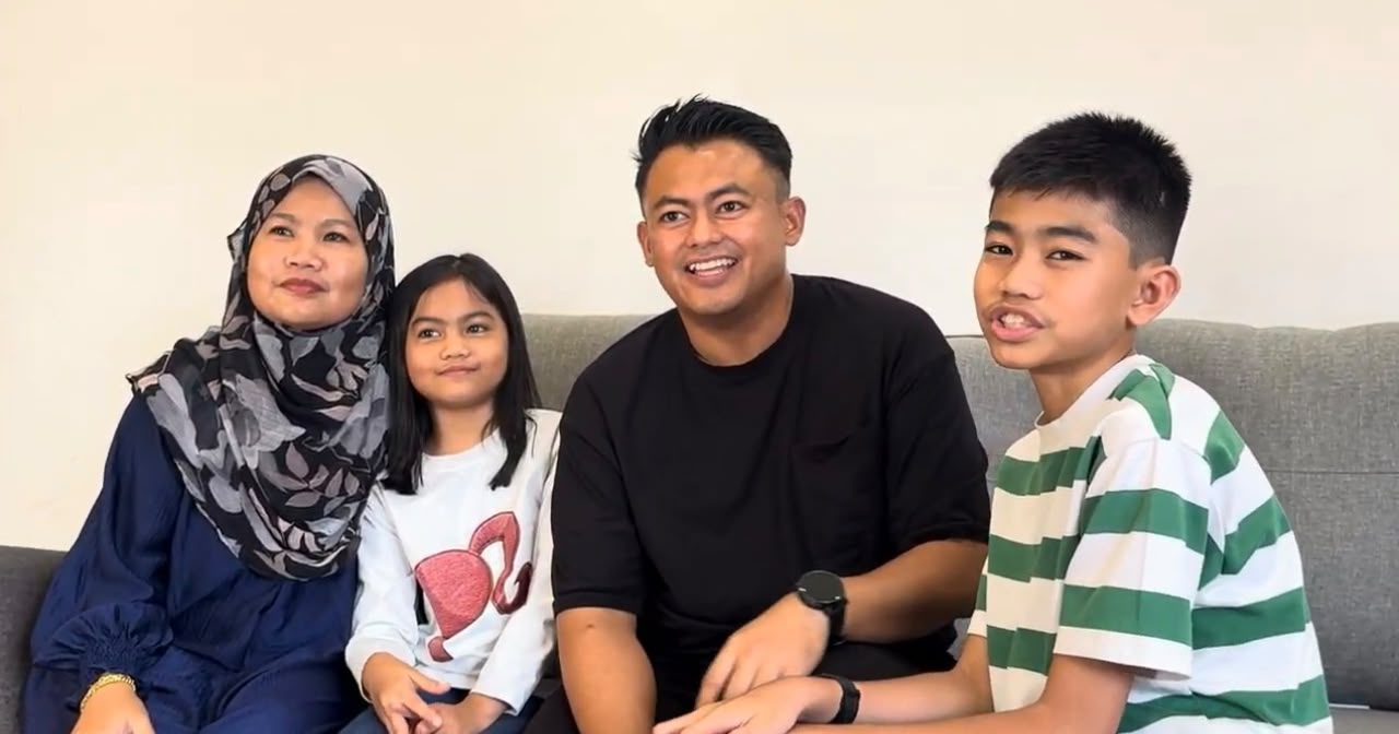 Bapa, ibu dan dua anak duduk bersama di ruang tamu