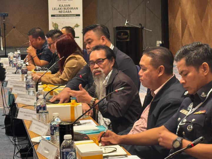Peserta mengemukakan pandangan dalam perbincangan