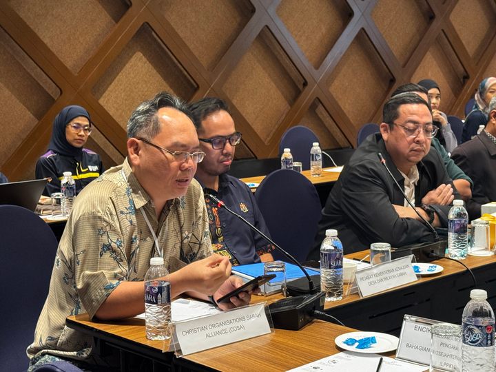 Peserta berkongsi pandangan di meja perbincangan