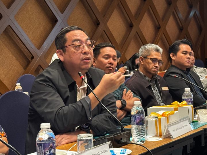 Peserta mengemukakan pandangan