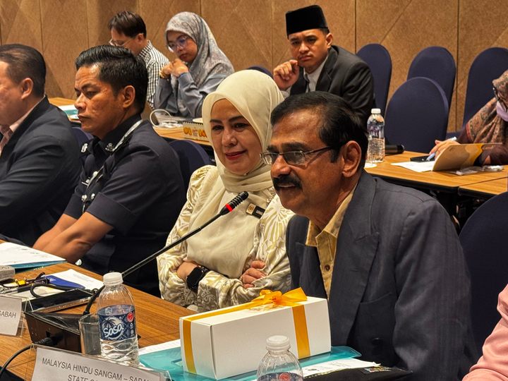 Peserta mendengar perbincangan