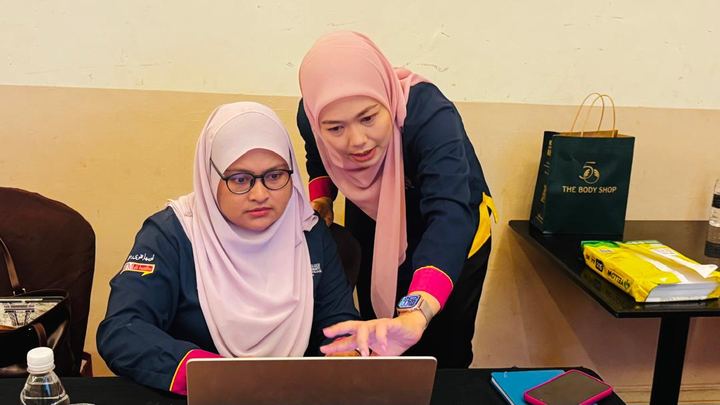 Urus setia menyemak maklumat peserta